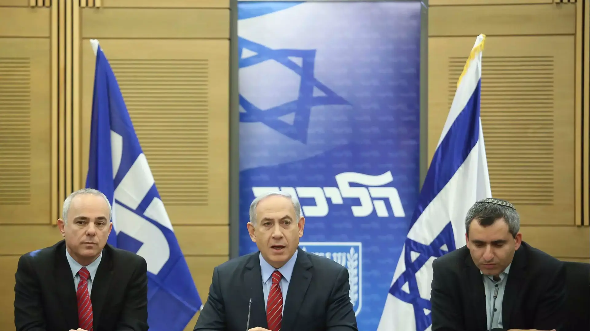 רוה"מ נתניהו, ראש הסיעה זאב אלקין והשר יובל שטייניץ בישיבת סיעת הליכוד, נובמבר 2013 רוה"מ נתניהו, ראש הסיעה זאב אלקין והשר יובל שטייניץ בישיבת סיעת הליכוד, נובמבר 2013
