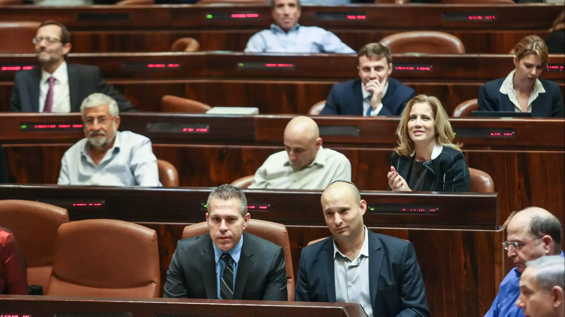 נפתלי בנט וגלעד ארדן במליאה, נובמבר 2014 נפתלי בנט וגלעד ארדן במליאה, נובמבר 2014