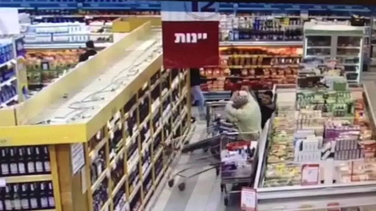 תיעוד :מחבל דוקר את אחד הלקוחות בסניף רמי לוי במישור אדומים תיעוד :מחבל דוקר את אחד הלקוחות בסניף רמי לוי במישור אדומים