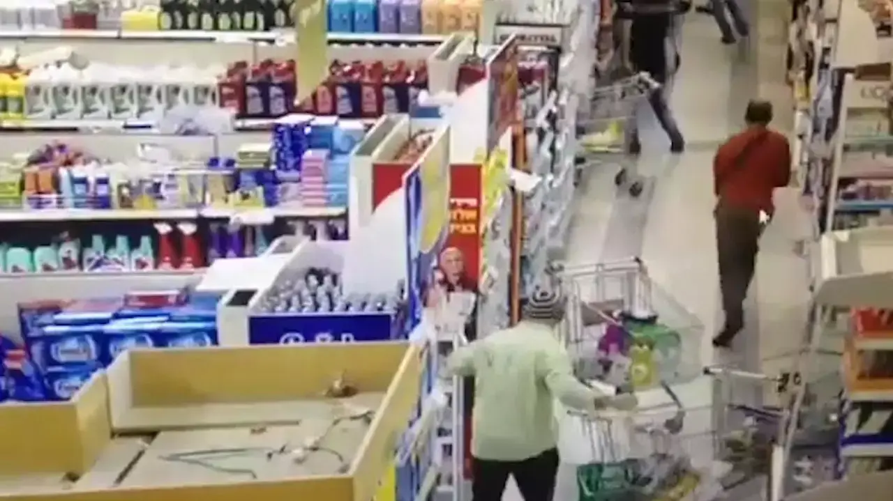 תיעוד :מחבל דוקר את אחד הלקוחות בסניף רמי לוי במישור אדומים תיעוד :מחבל דוקר את אחד הלקוחות בסניף רמי לוי במישור אדומים