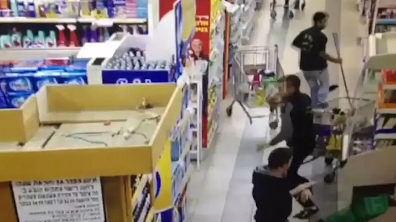 תיעוד :מחבל דוקר את אחד הלקוחות בסניף רמי לוי במישור אדומים תיעוד :מחבל דוקר את אחד הלקוחות בסניף רמי לוי במישור אדומים