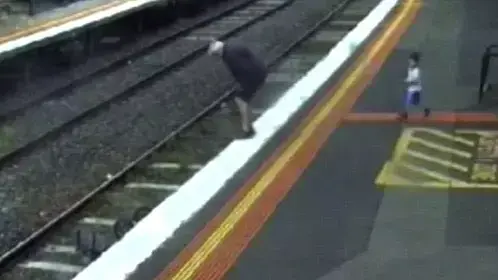 פעוטה מדרדרת לפסי רכבת במלבורן, אוסטרליה פעוטה מדרדרת לפסי רכבת במלבורן, אוסטרליה