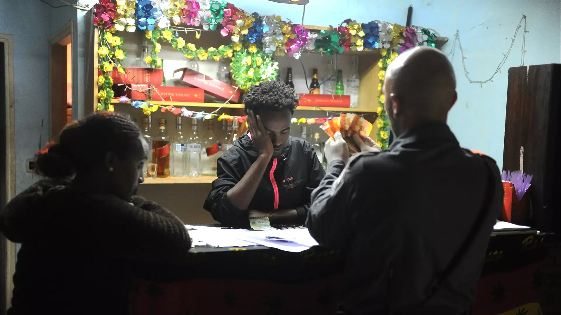 פשיטת המשטרה על מסבאות של זרים בתחנה המרכזית בתל אביב 5.12.2014 פשיטת המשטרה על מסבאות של זרים בתחנה המרכזית בתל אביב 5.12.2014