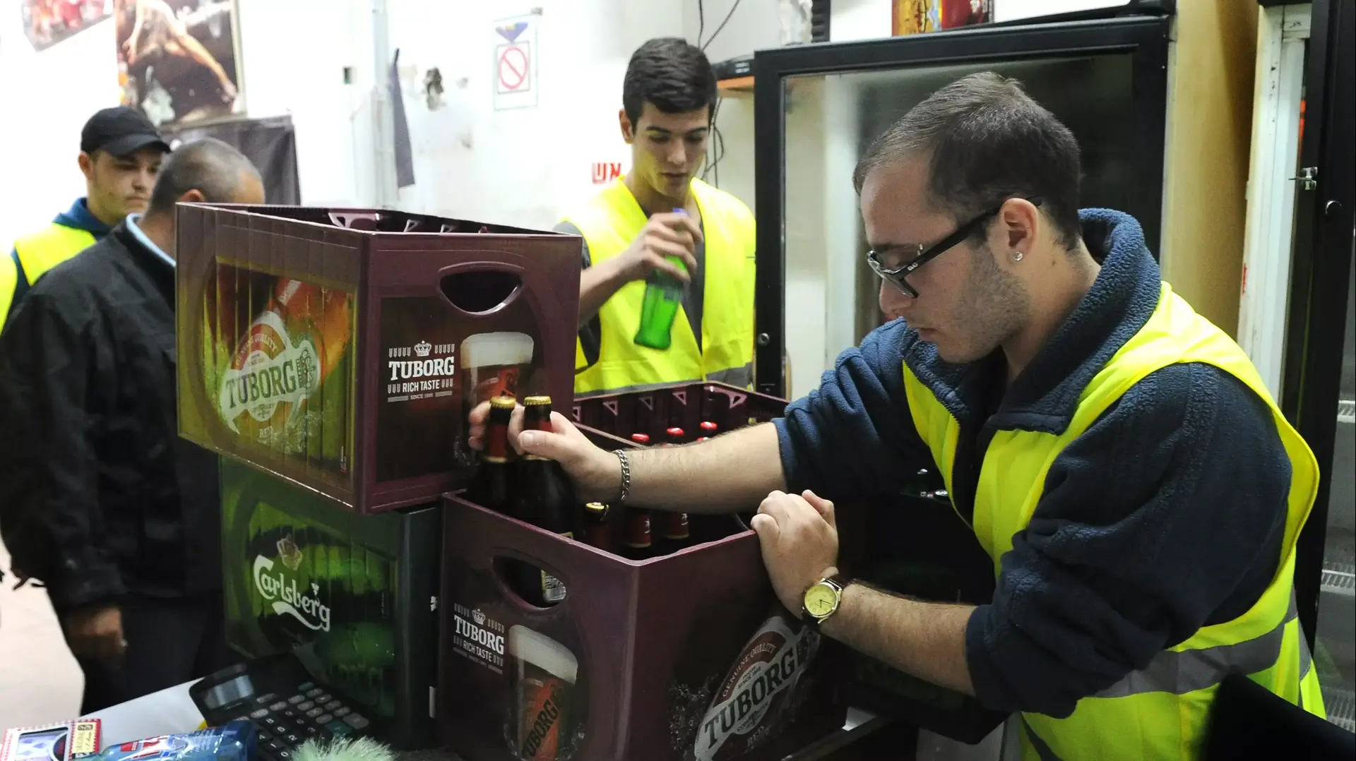 פשיטת המשטרה על מסבאות של זרים בתחנה המרכזית בתל אביב 5.12.2014 פשיטת המשטרה על מסבאות של זרים בתחנה המרכזית בתל אביב 5.12.2014