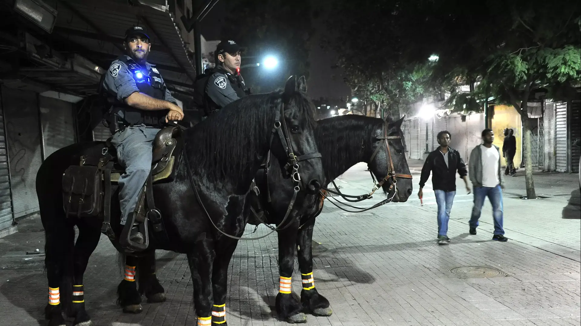 פשיטת המשטרה על מסבאות של זרים בתחנה המרכזית בתל אביב 5.12.2014 פשיטת המשטרה על מסבאות של זרים בתחנה המרכזית בתל אביב 5.12.2014