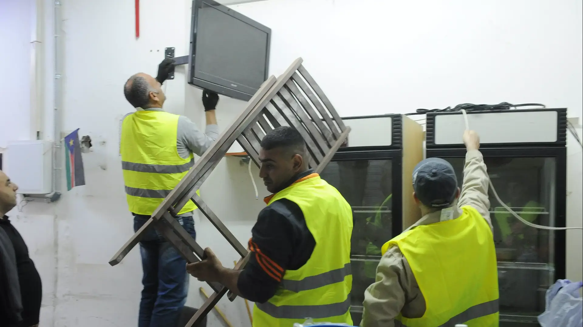 פשיטת המשטרה על מסבאות של זרים בתחנה המרכזית בתל אביב 5.12.2014 פשיטת המשטרה על מסבאות של זרים בתחנה המרכזית בתל אביב 5.12.2014