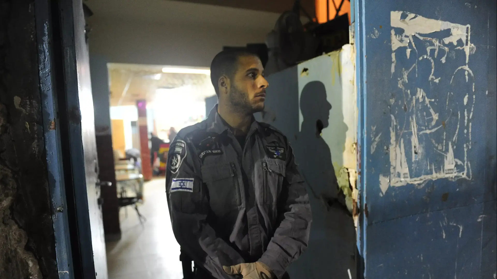 פשיטת המשטרה על מסבאות של זרים בתחנה המרכזית בתל אביב 5.12.2014 פשיטת המשטרה על מסבאות של זרים בתחנה המרכזית בתל אביב 5.12.2014