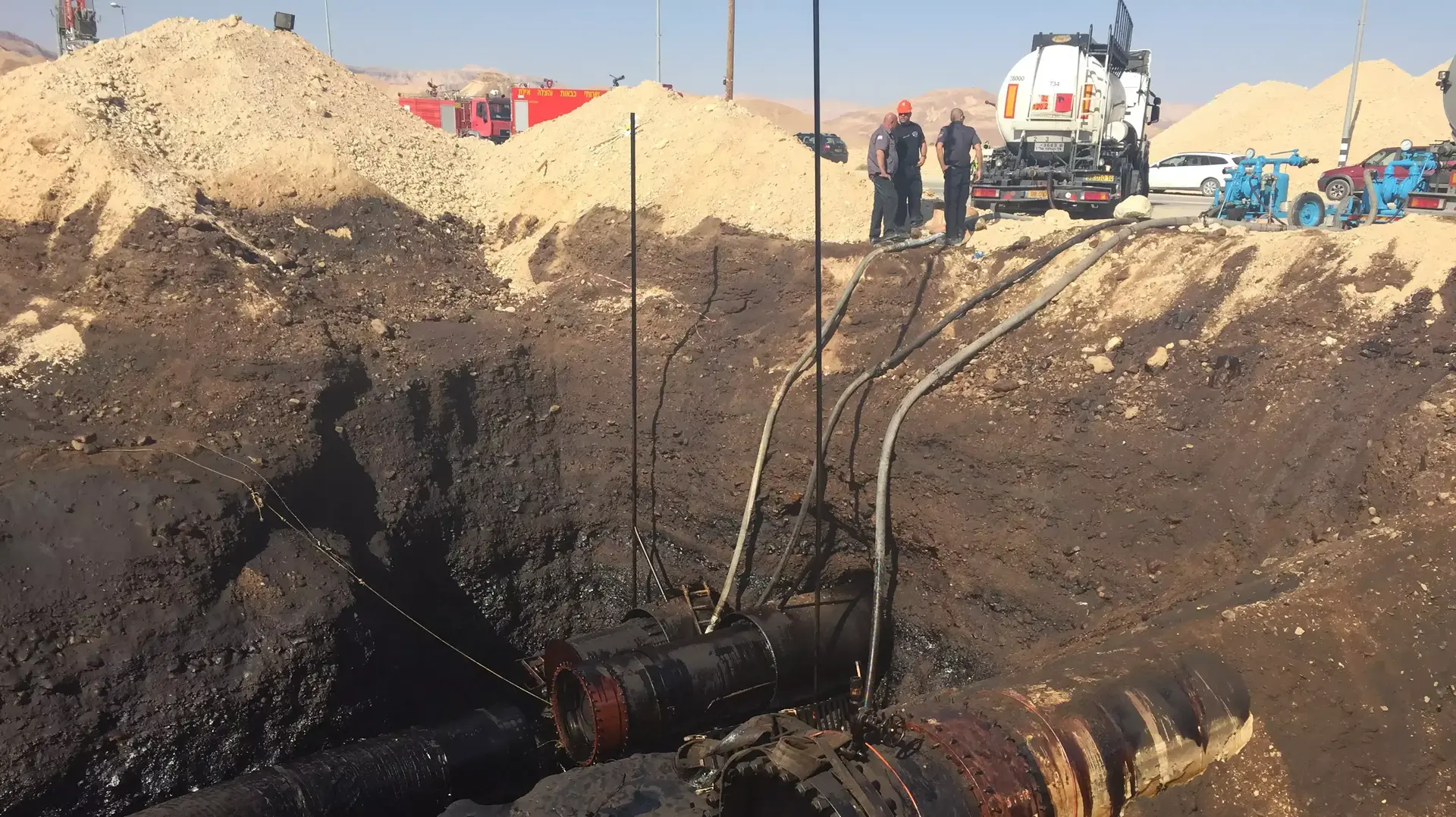 הנקודה בצינור ממנה דלף הנפט 51214 צילום דוברות המשרד להגנת הסביבה 5.12.2014 הנקודה בצינור ממנה דלף הנפט 51214 צילום דוברות המשרד להגנת הסביבה 5.12.2014