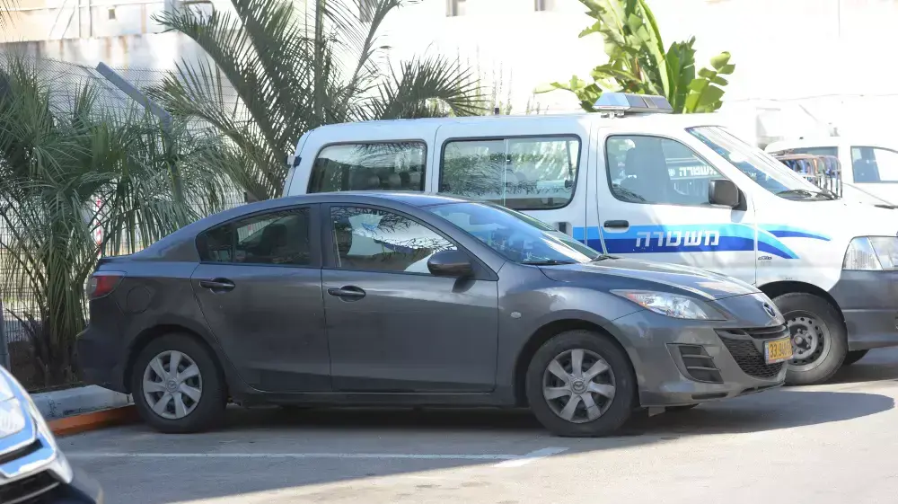 הרכב ממנו נפלה פעוטה בת 3 במהלך נסיעה בבית דגן, בתחנת המשטרה ברחובות, 6 בדצמבר 2014 הרכב ממנו נפלה פעוטה בת 3 במהלך נסיעה בבית דגן, בתחנת המשטרה ברחובות, 6 בדצמבר 2014