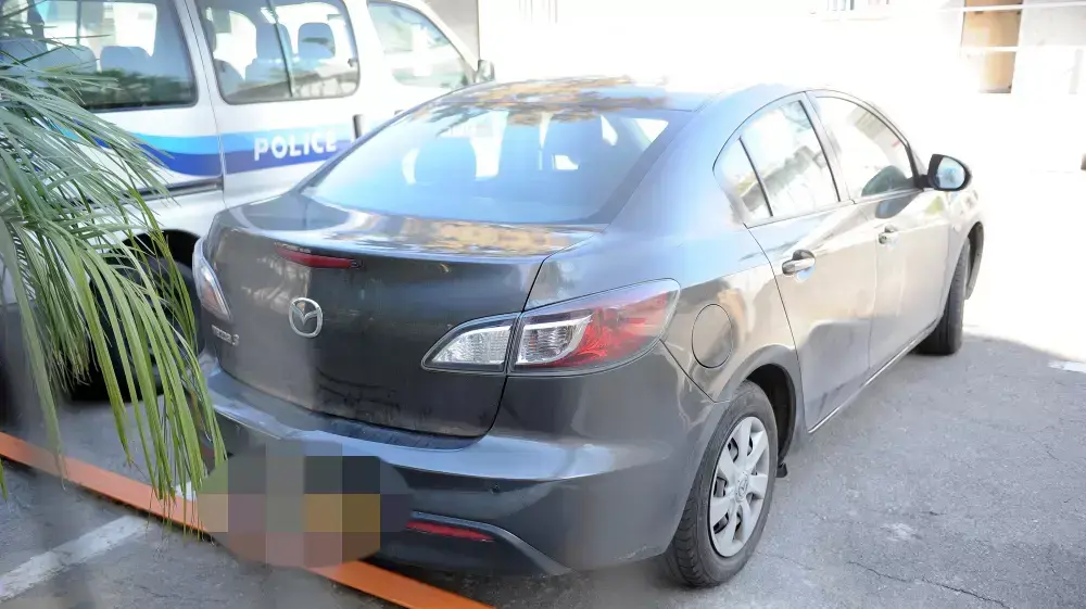הרכב ממנו נפלה פעוטה בת 3 במהלך נסיעה בבית דגן, בתחנת המשטרה ברחובות, 6 בדצמבר 2014