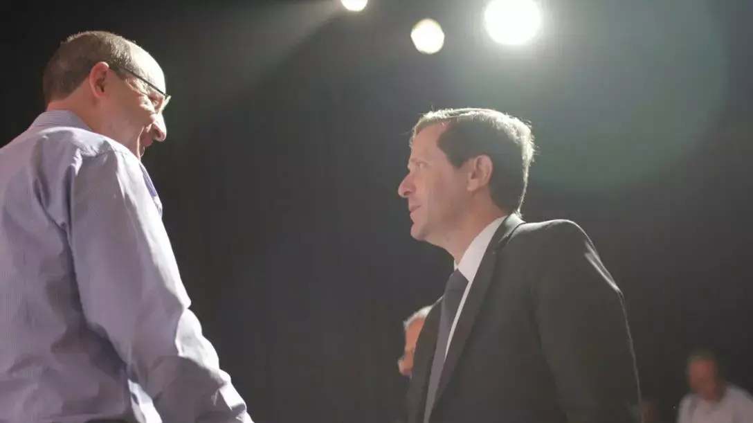 יו"ר האופוזיציה יצחק בוז'י הרצוג ויו"ר ההסתדרות, אבי ניסנקורן בועידת ישראל לעסקים, דצמבר 2014 יו"ר האופוזיציה יצחק בוז'י הרצוג ויו"ר ההסתדרות, אבי ניסנקורן בועידת ישראל לעסקים, דצמבר 2014