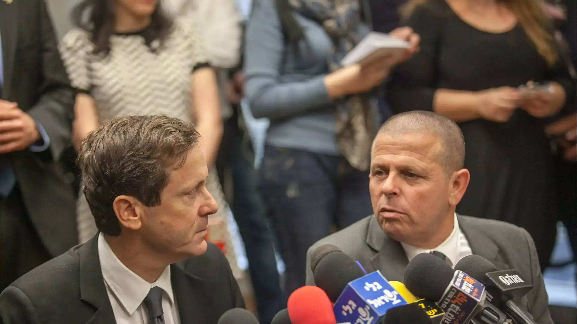 ח"כ איתן כבל ויו"ר מפלגת העבודה יצחק (בוז'י) הרצוג בישיבת סיעה בכנסת