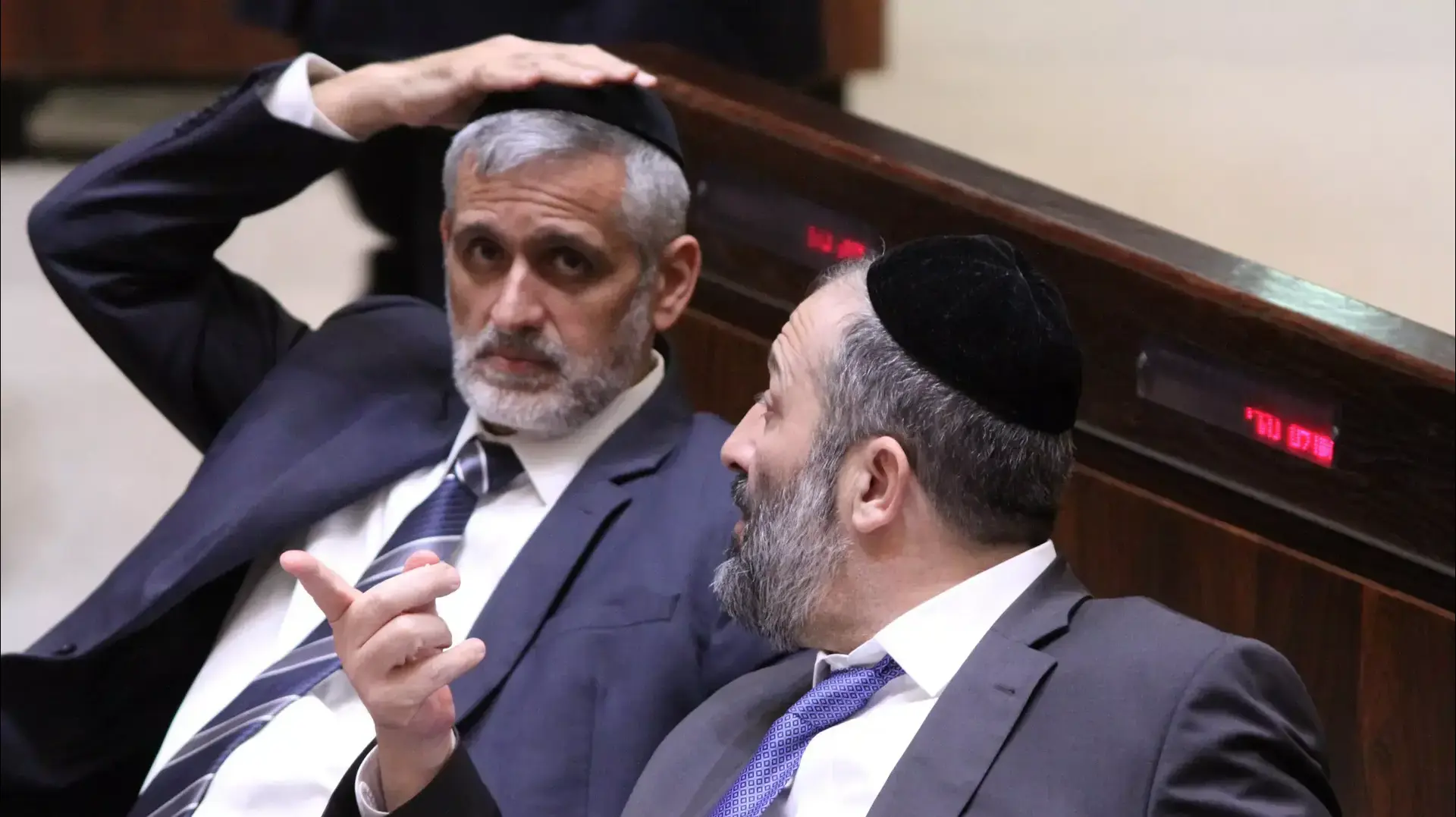 אריה דרעי ואלי ישי במליאת הכנסת בעת הדיון על חוק פיזור הכנסת אריה דרעי ואלי ישי במליאת הכנסת בעת הדיון על חוק פיזור הכנסת