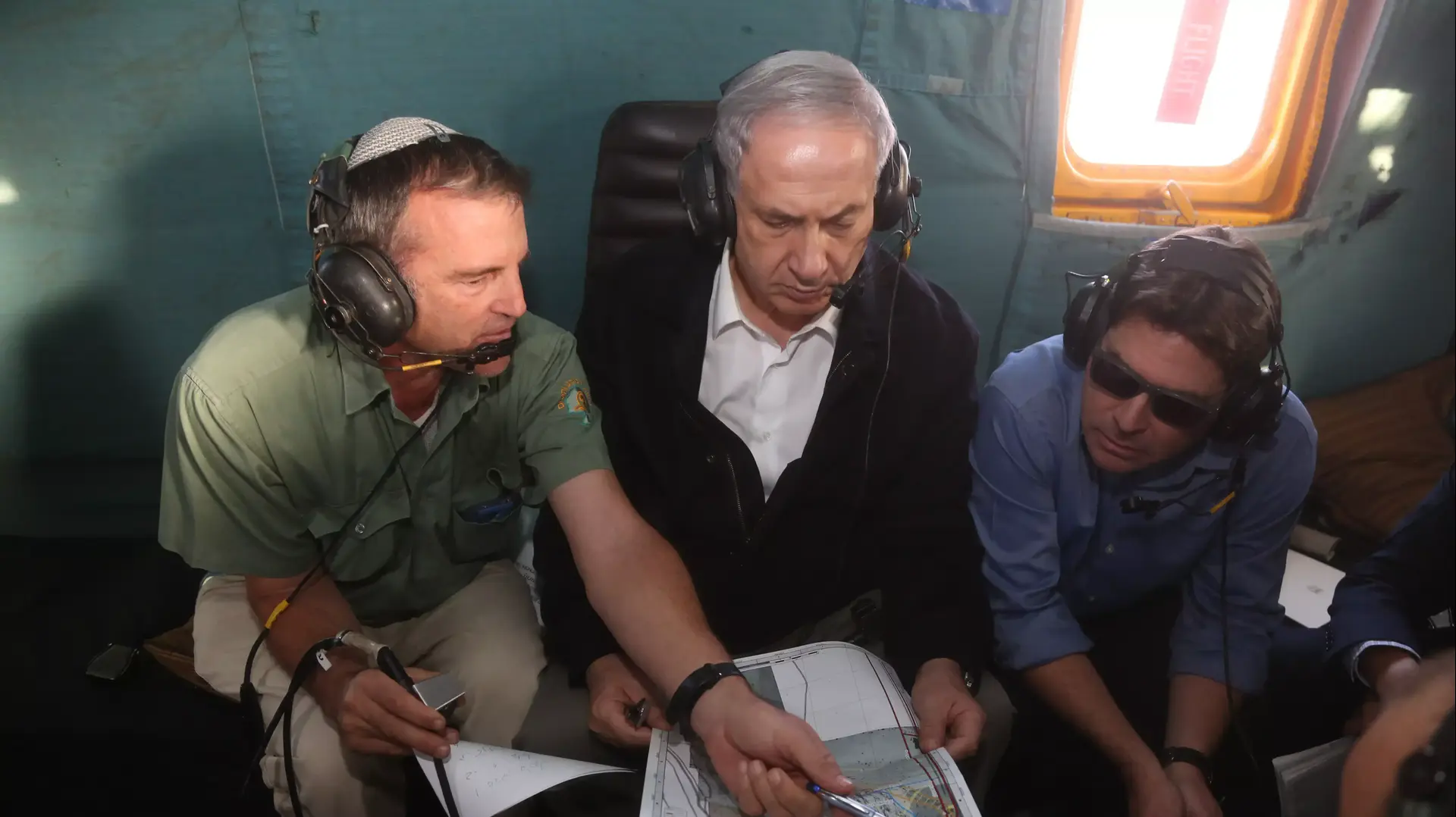ראש הממשלה בנימין נתניהו וסגן השר אופיר אקוניס מבקרים באזור דליפת הנפט בערבה ראש הממשלה בנימין נתניהו וסגן השר אופיר אקוניס מבקרים באזור דליפת הנפט בערבה