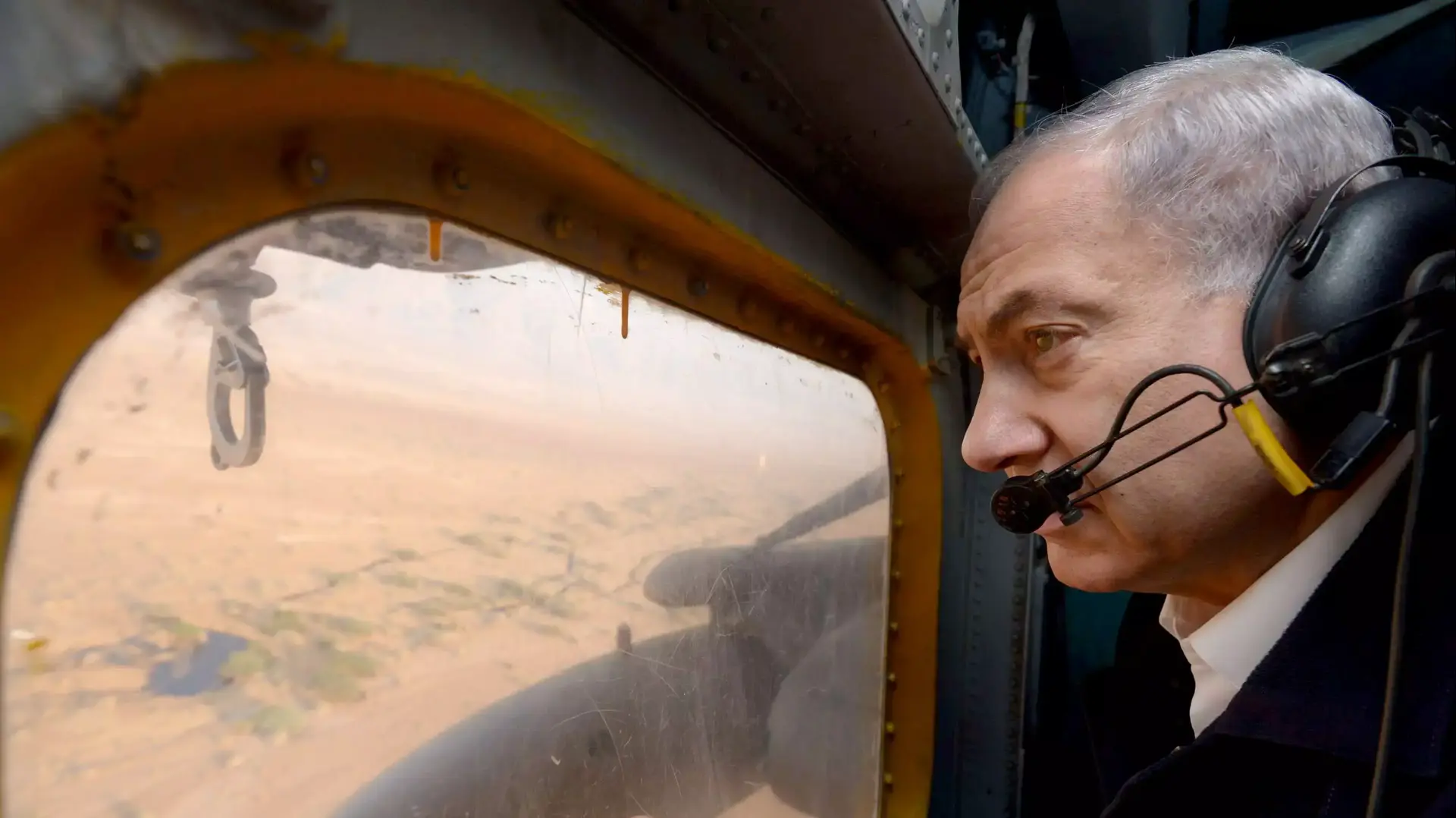 נושא: ראש הממשלה בנימין נתניהו וסגן השר אופיר אקוניס מבקרים באזור דליפת הנפט בערבה, דצמבר 2014