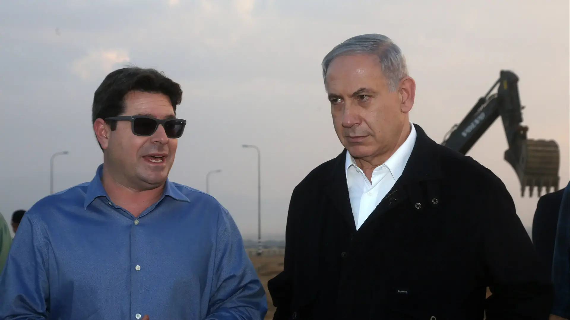 ראש הממשלה בנימין נתניהו וסגן השר אופיר אקוניס מבקרים באזור דליפת הנפט בערבה, דצמבר ראש הממשלה בנימין נתניהו וסגן השר אופיר אקוניס מבקרים באזור דליפת הנפט בערבה, דצמבר