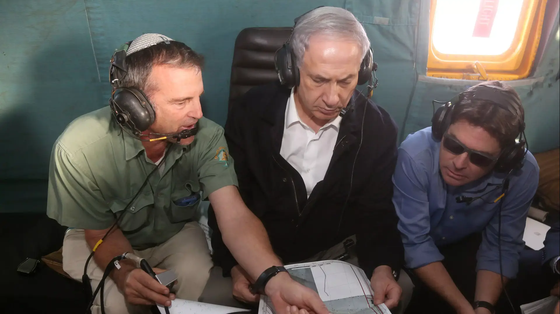 ראש הממשלה בנימין נתניהו וסגן השר אופיר אקוניס מבקרים באזור דליפת הנפט בערבה, דצמבר 2014 ראש הממשלה בנימין נתניהו וסגן השר אופיר אקוניס מבקרים באזור דליפת הנפט בערבה, דצמבר 2014