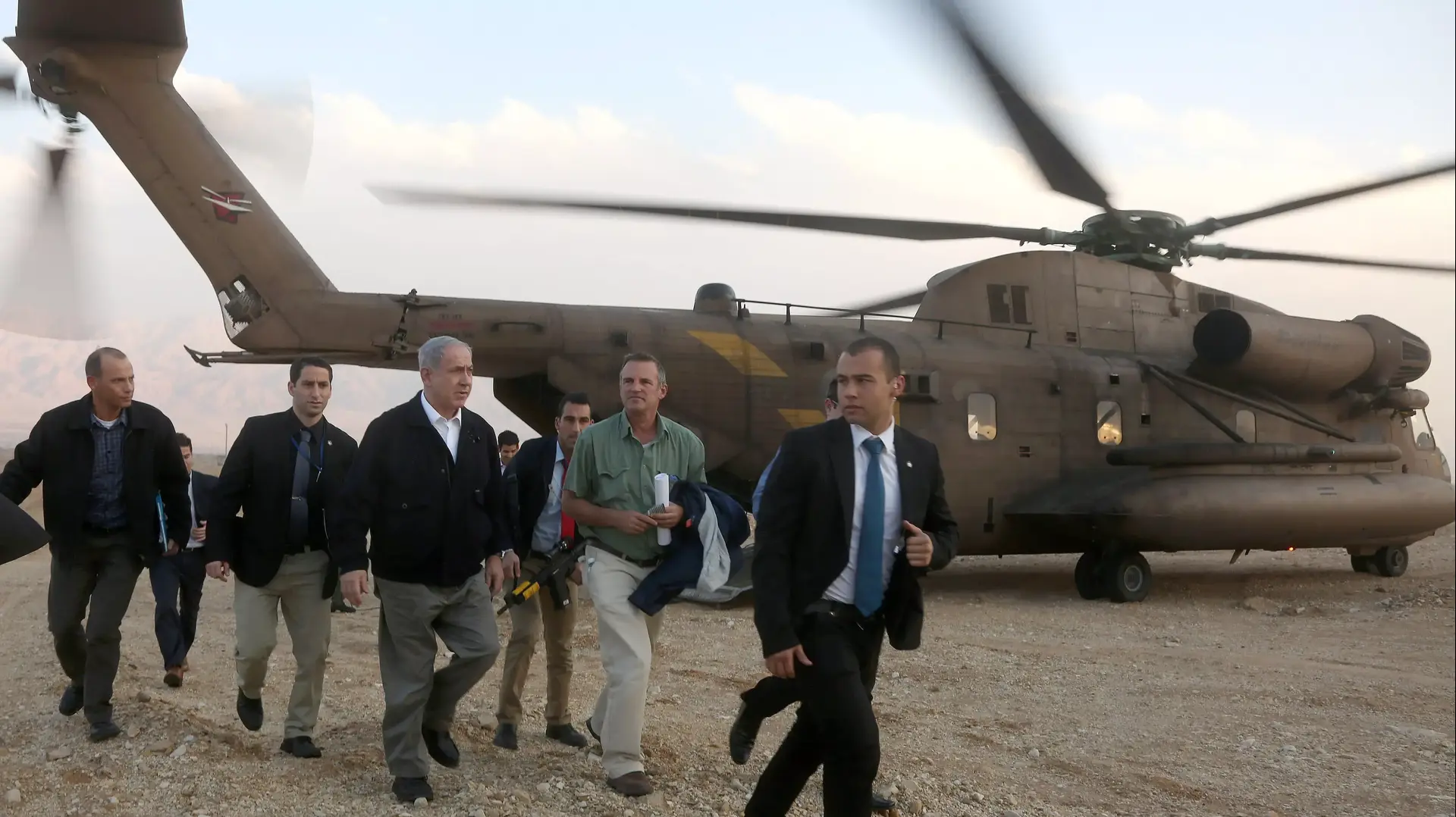 ראש הממשלה בנימין נתניהו וסגן השר אופיר אקוניס מבקרים באזור דליפת הנפט בערבה, דצמבר 2014 ראש הממשלה בנימין נתניהו וסגן השר אופיר אקוניס מבקרים באזור דליפת הנפט בערבה, דצמבר 2014