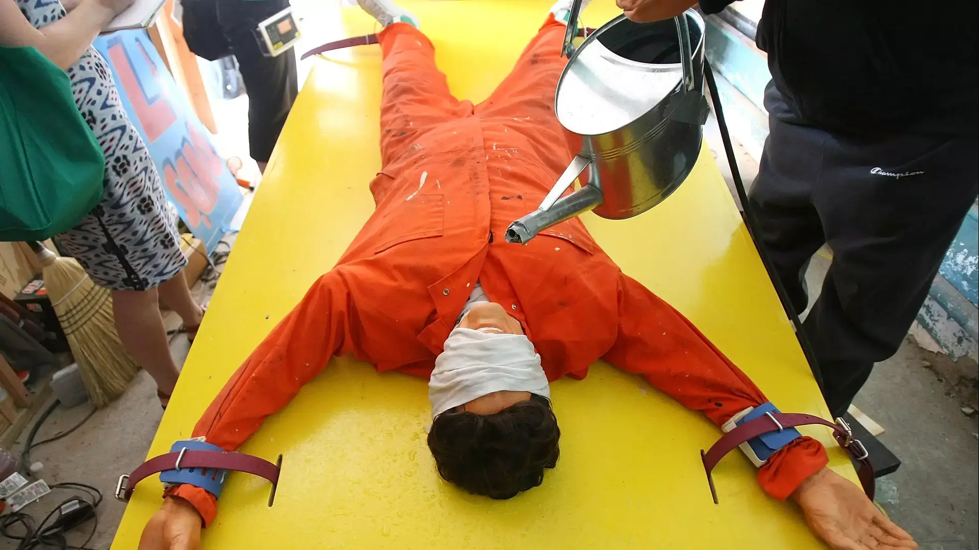 מיצג שמדגים עינוי באמצעות הטבעה, 2008 מיצג שמדגים עינוי באמצעות הטבעה, 2008