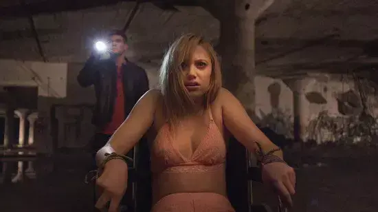 טריילר it follows