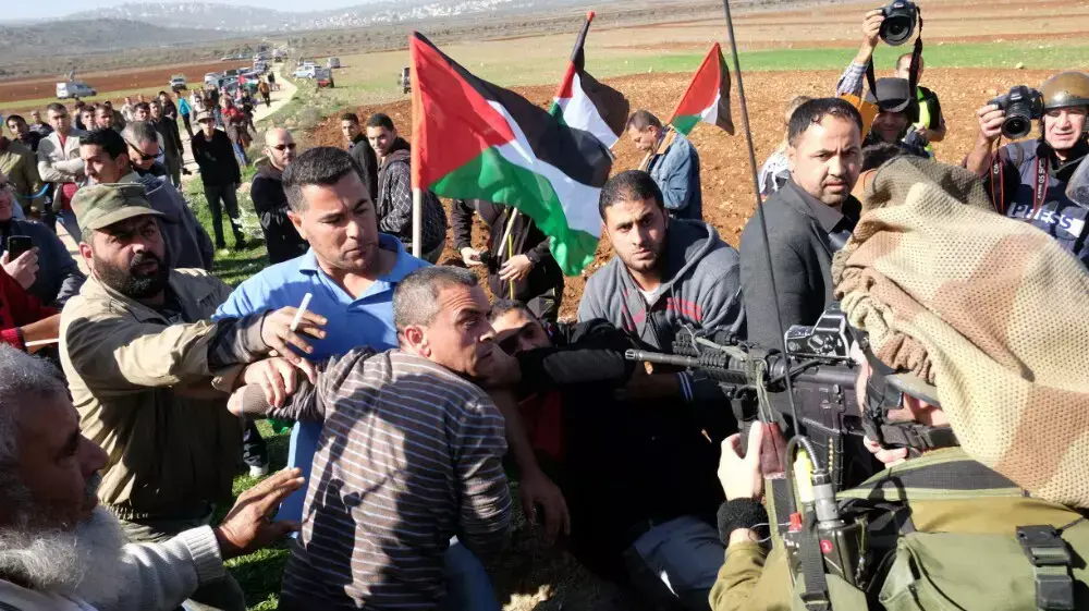 תקרית אלימה בין חיילי צה"ל לפלסטינים ליד הכפר תרמסעיא צפונית לרמאללה תקרית אלימה בין חיילי צה"ל לפלסטינים ליד הכפר תרמסעיא צפונית לרמאללה