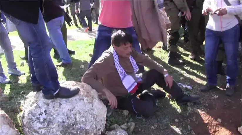 הבכיר הפלסטיני זיאד אבו עין רגעים לפני מותו בהפגנה בכפר תורמוס עיא שצפונית לרמאללה הבכיר הפלסטיני זיאד אבו עין רגעים לפני מותו בהפגנה בכפר תורמוס עיא שצפונית לרמאללה