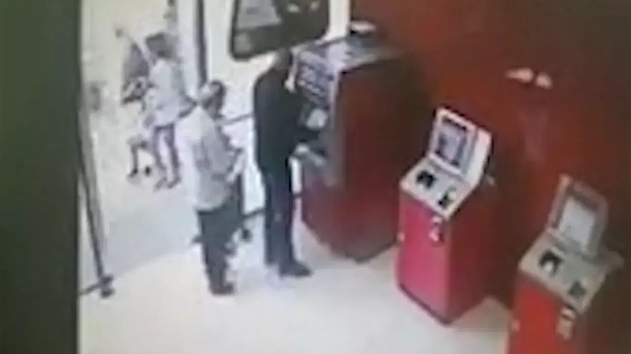 "שודד הכספומטים" בפעולה: מציע סיוע לקשישים ובורח עם הכסף