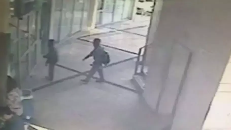 שני נערים מנסים לבצע שוד בבנק לאומי בראשון לציון שני נערים מנסים לבצע שוד בבנק לאומי בראשון לציון