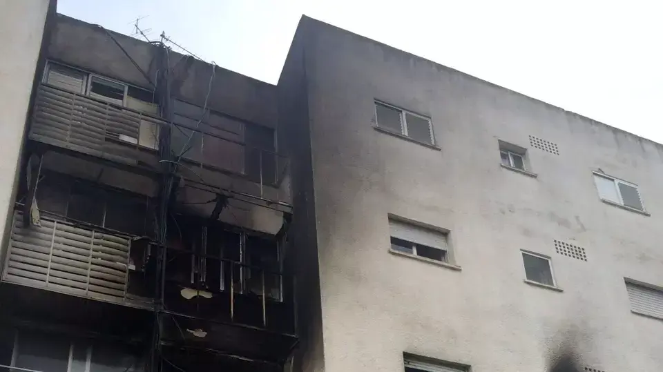 שריפה בבניין מגורים בעכו שריפה בבניין מגורים בעכו