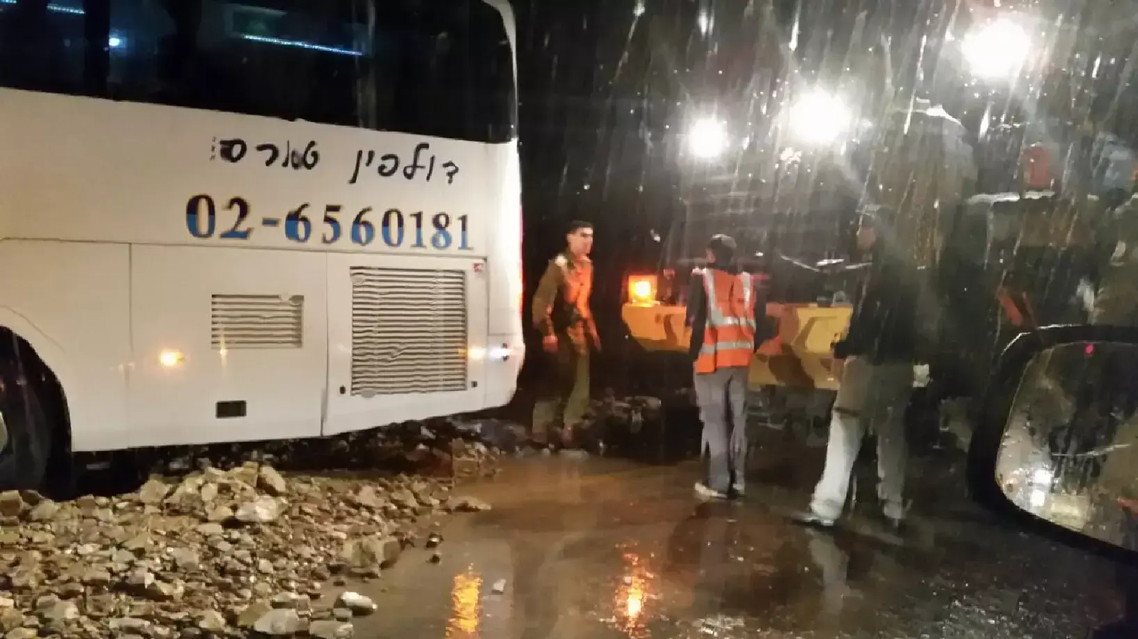 אוטובוס תיירים נתקע בנחל יעלים 13 בדצמבר 2014 אוטובוס תיירים נתקע בנחל יעלים 13 בדצמבר 2014