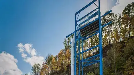 מגלשת מים שנבנית במיזורי מגלשת מים שנבנית במיזורי