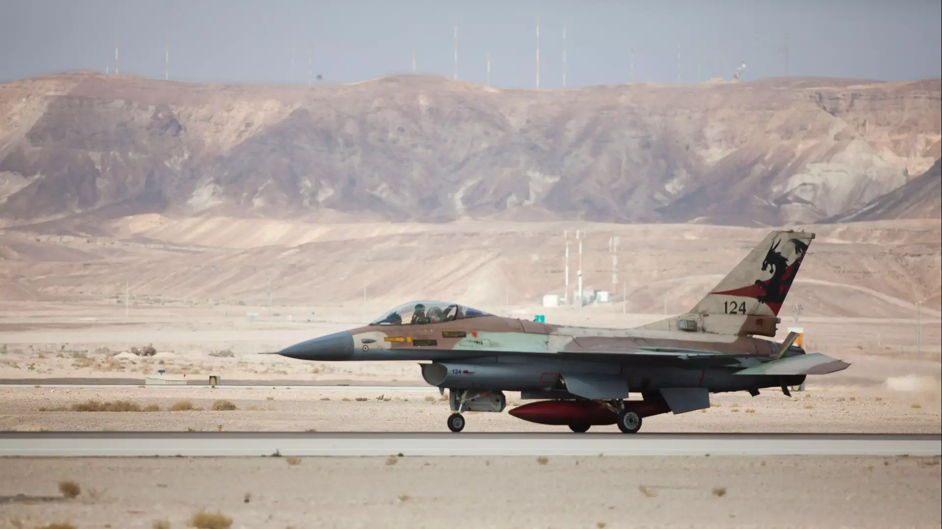 מטוס F-16 של חיל האוויר בבסיס בדרום הארץ דצמבר 2014 מטוס F-16 של חיל האוויר בבסיס בדרום הארץ דצמבר 2014