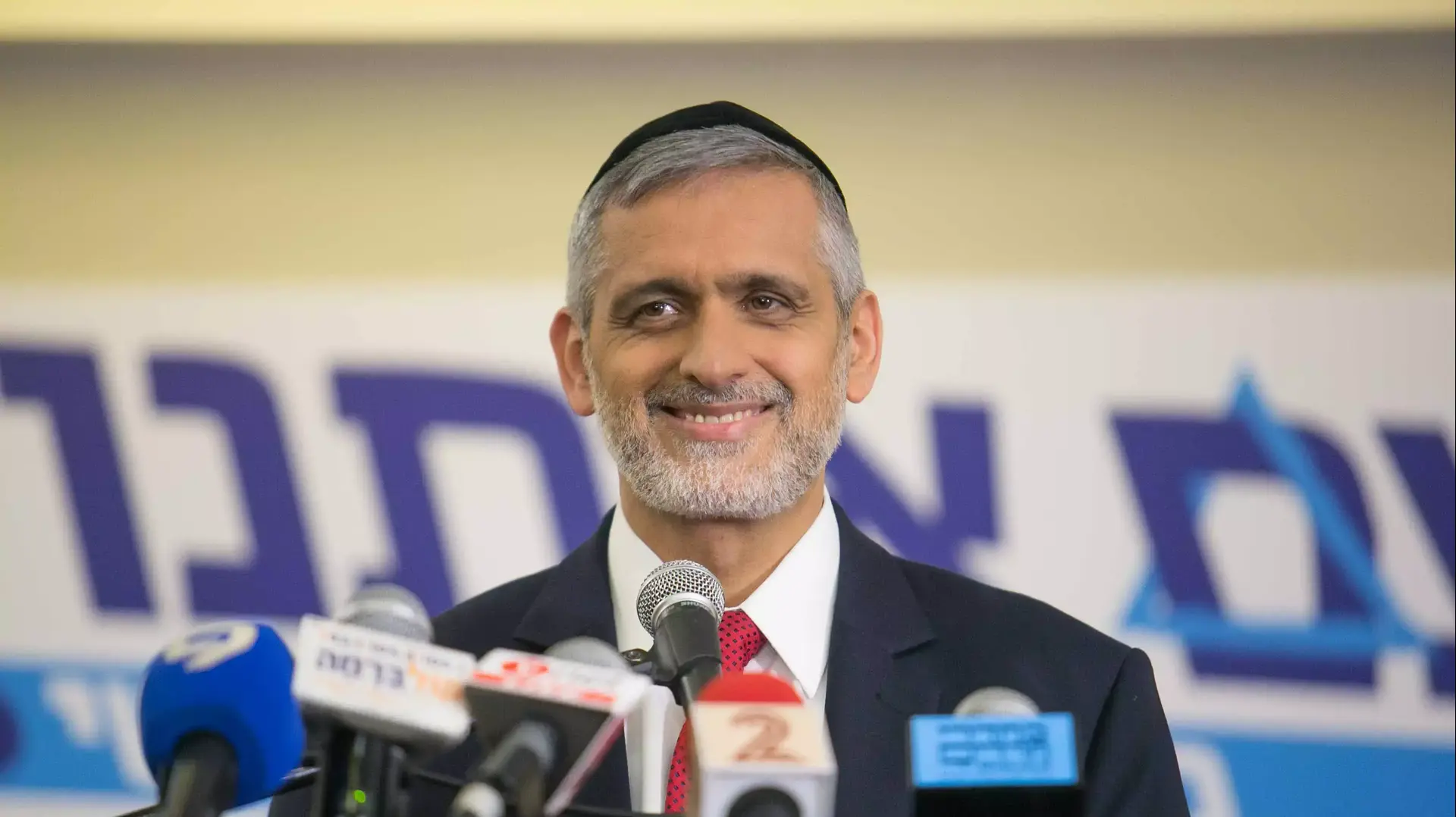 אלי ישי במסיבת עיתונאים מכריז על הקמת מפלגה חדשה אלי ישי במסיבת עיתונאים מכריז על הקמת מפלגה חדשה
