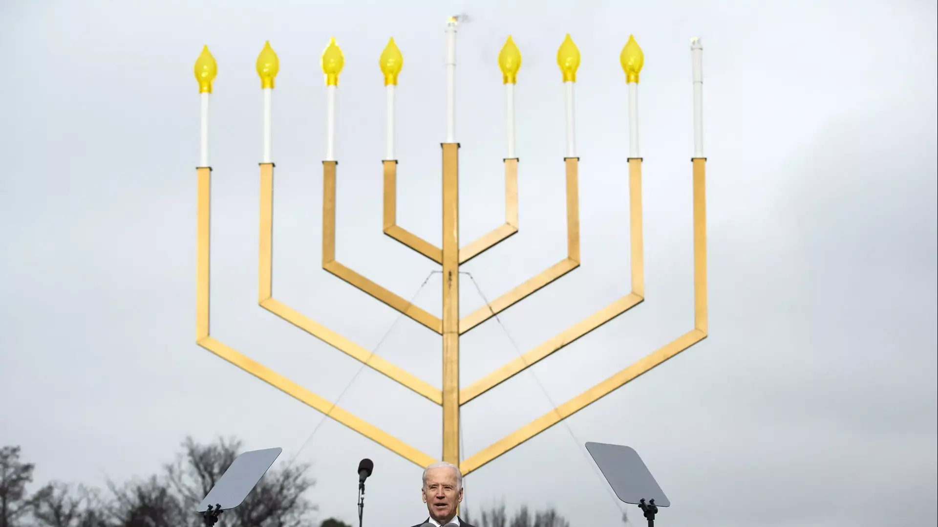 ג'ו ביידן מדליק נר ראשון של חנוכה בחנוכייה הלאומית של הבית הלבן דצמבר 2014 ג'ו ביידן מדליק נר ראשון של חנוכה בחנוכייה הלאומית של הבית הלבן דצמבר 2014