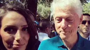 ביל קלינטון נתפס בוהה בחזה של צעירה ביל קלינטון נתפס בוהה בחזה של צעירה
