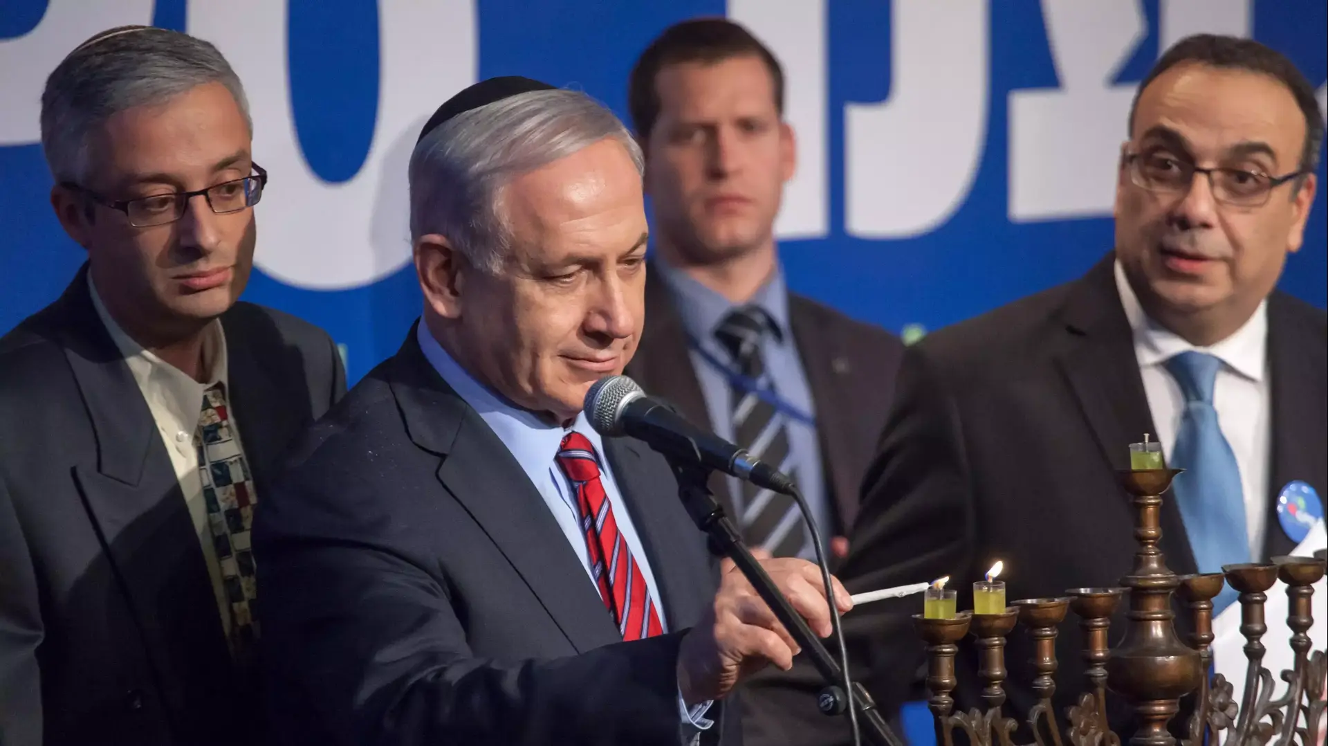 רוה"מ נתניהו מדליק נר חנוכה עם כתבים זרים, דצמבר 2014 רוה"מ נתניהו מדליק נר חנוכה עם כתבים זרים, דצמבר 2014