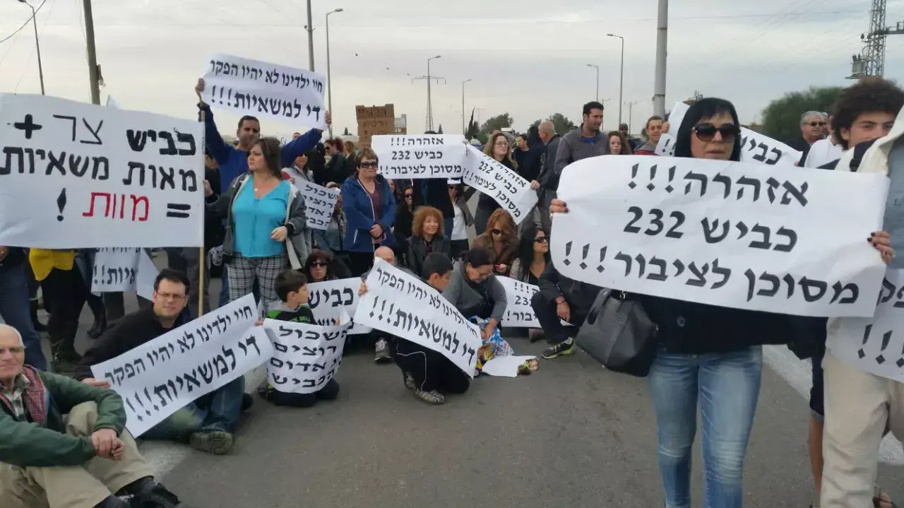 תושבי המועצה האזורית אשכול הפגינו בצומת סופה נגד הממשלה בשל ריבוי תאונות הדרכים בכביש 232, דצמבר 2014