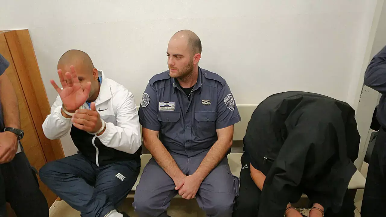 מתנאל פרי ואברהם "ויוי" אטיאס החשודים בניסיון רצח והחזקת מטען חבלה בהארכת מעצר בבית משפט השלום בפתח תקווה, דצמבר 2014 מתנאל פרי ואברהם "ויוי" אטיאס החשודים בניסיון רצח והחזקת מטען חבלה בהארכת מעצר בבית משפט השלום בפתח תקווה, דצמבר 2014