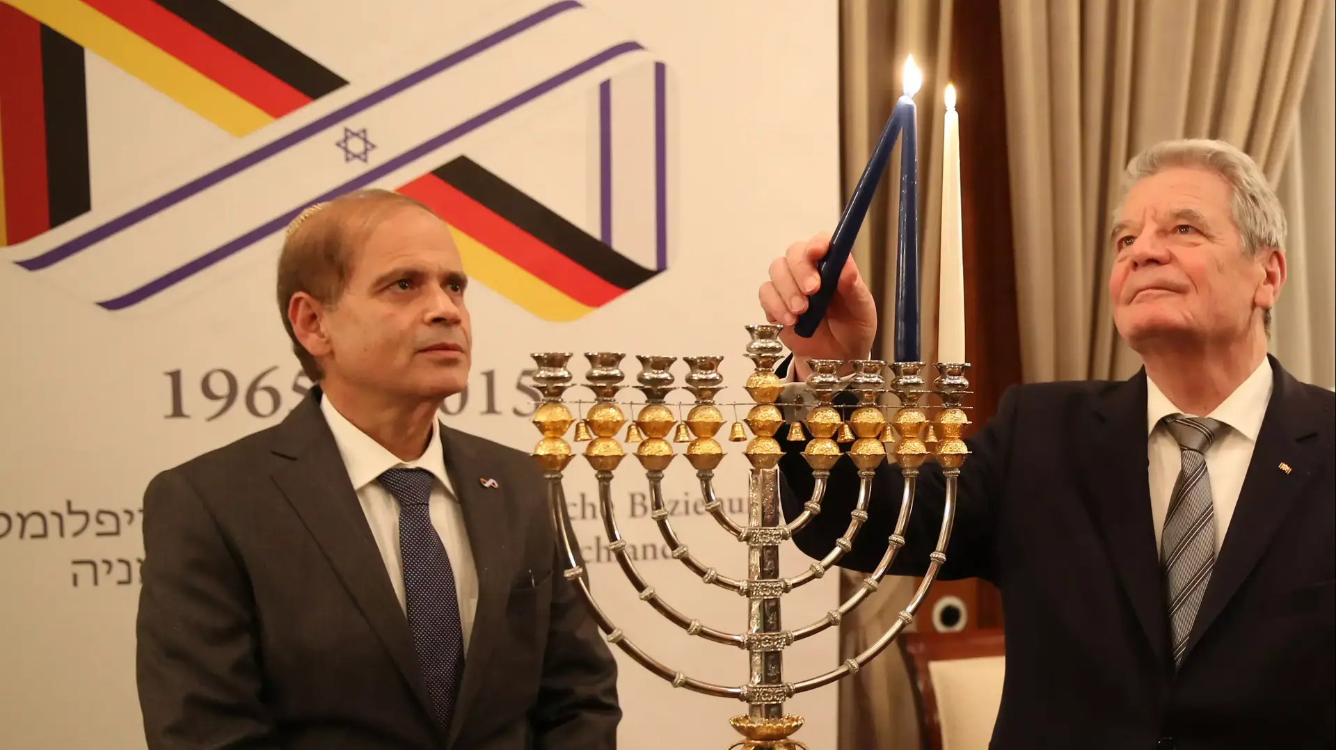 נשיא גרמניה יואכים גאוק מדליק נרות בבית השגריר יעקב הדסהנדלסמן נשיא גרמניה יואכים גאוק מדליק נרות בבית השגריר יעקב הדסהנדלסמן