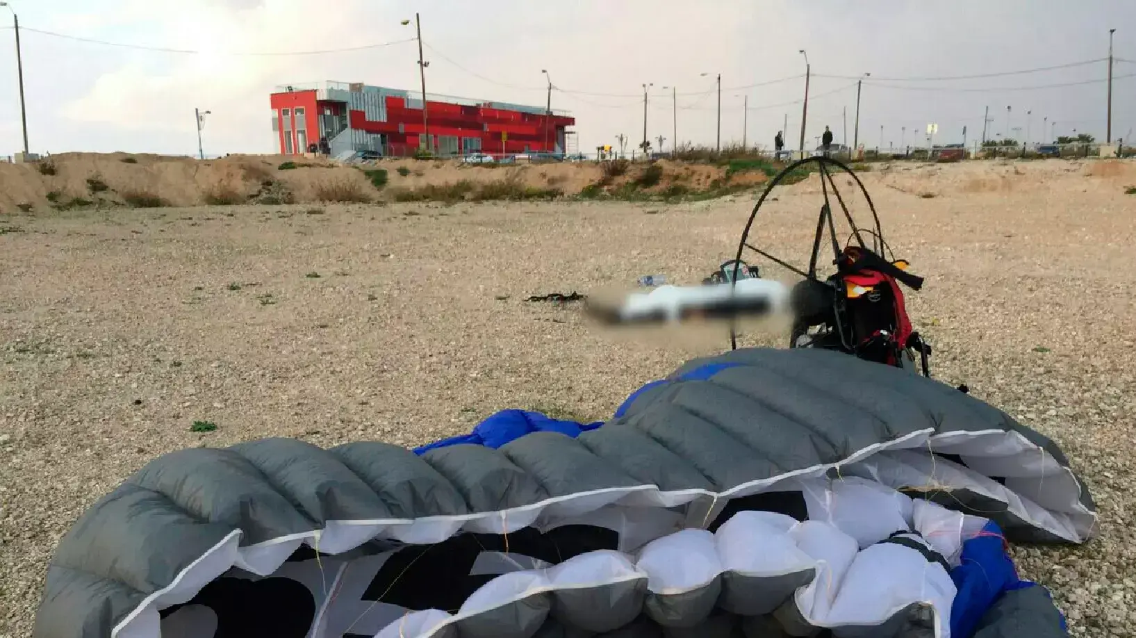 זירת ההתרסקות של צנחן רחיפה בחוף השקט בראשון לציון, 20 בדצמבר 2014