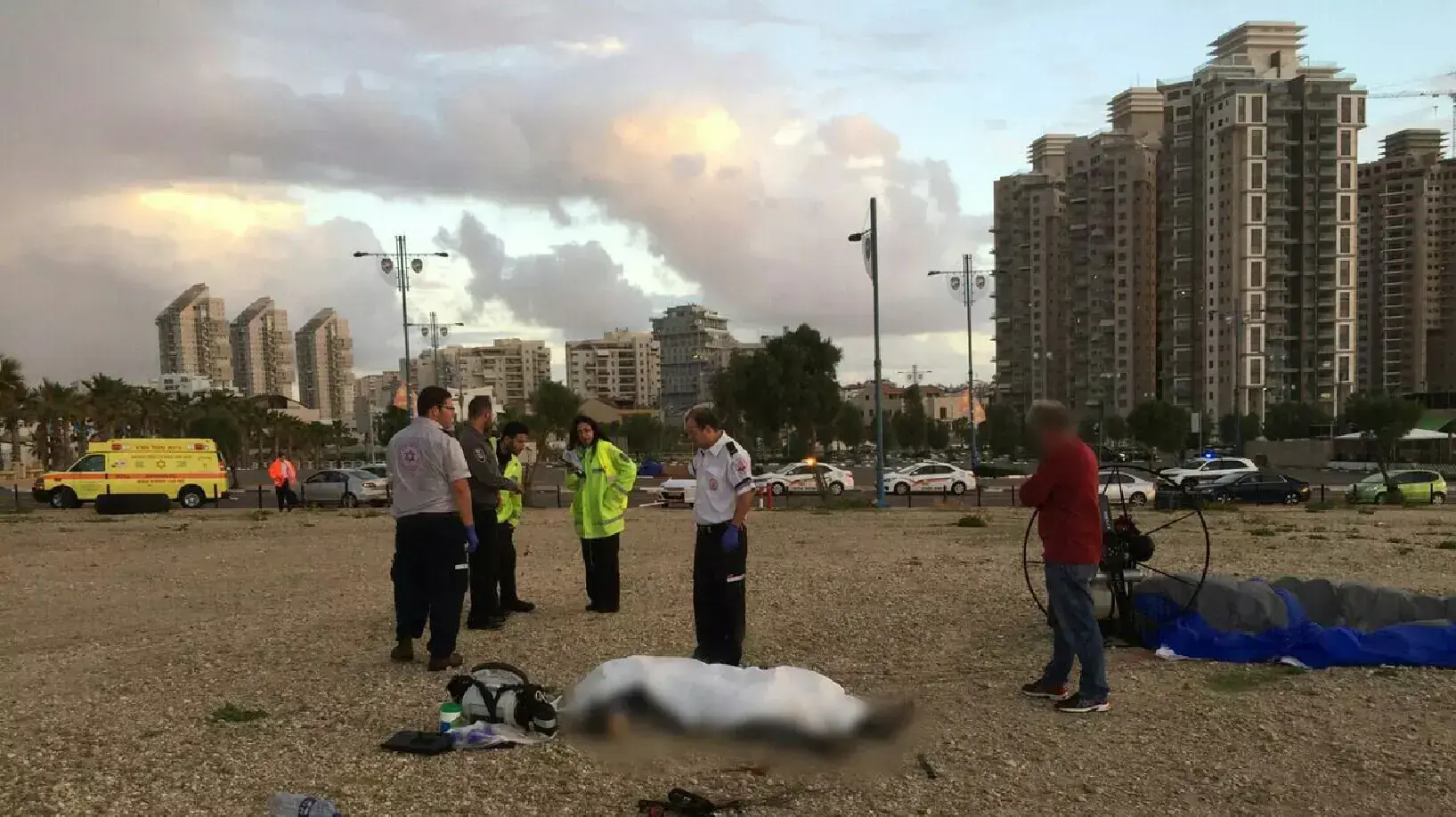 זירת ההתרסקות של צנחן רחיפה בחוף השקט בראשון לציון, 20 בדצמבר 2014 זירת ההתרסקות של צנחן רחיפה בחוף השקט בראשון לציון, 20 בדצמבר 2014