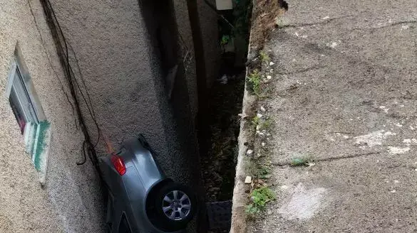 מכונית שבה נהגה אישה בת 70 הידרדרה מגובה 2 קומות בחיפה