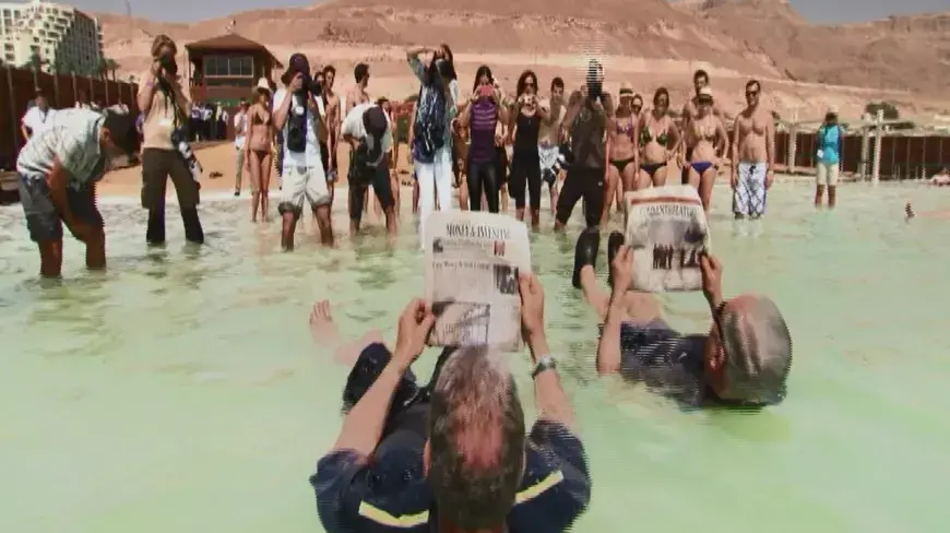 בנימין נתניהו צף בים המלח עם פיטר גרינברג, מתוך התכנית "רויאל טור"