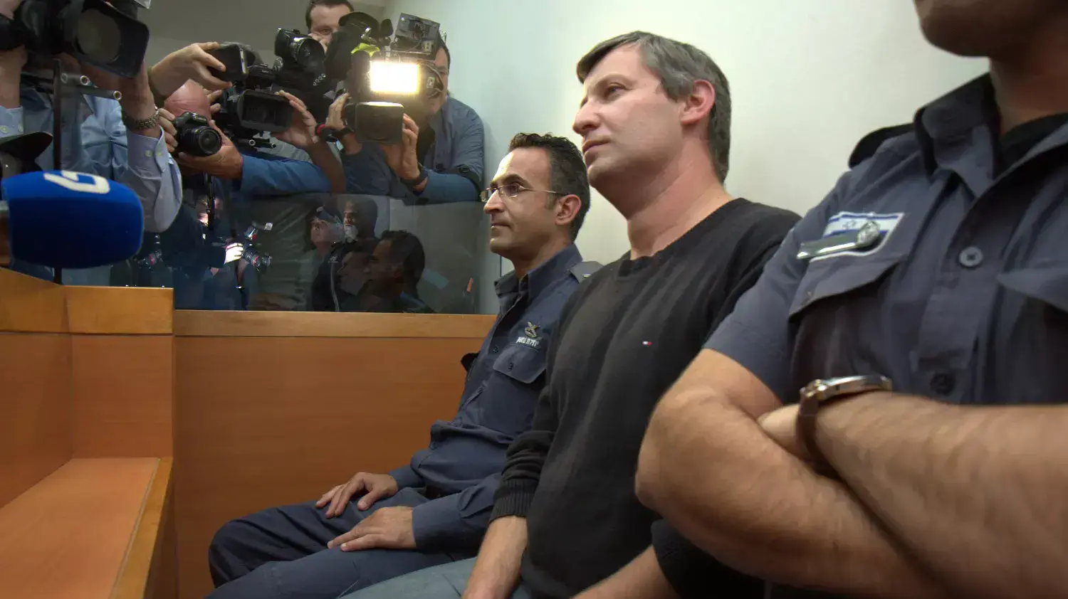 השר לשעבר סטס מיסז'ניקוב בהארכת מעצר בבית המשפט בראשון לציון השר לשעבר סטס מיסז'ניקוב בהארכת מעצר בבית המשפט בראשון לציון