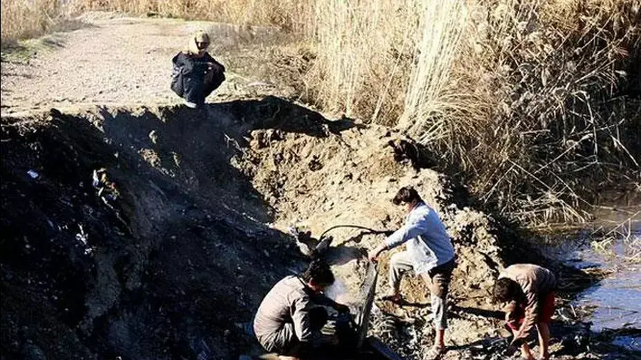 לוחמי דאעש ליד המטוס הירדני שהתרסק באזור העיר רקה, סוריה, 24 בדצמבר 2014 לוחמי דאעש ליד המטוס הירדני שהתרסק באזור העיר רקה, סוריה, 24 בדצמבר 2014
