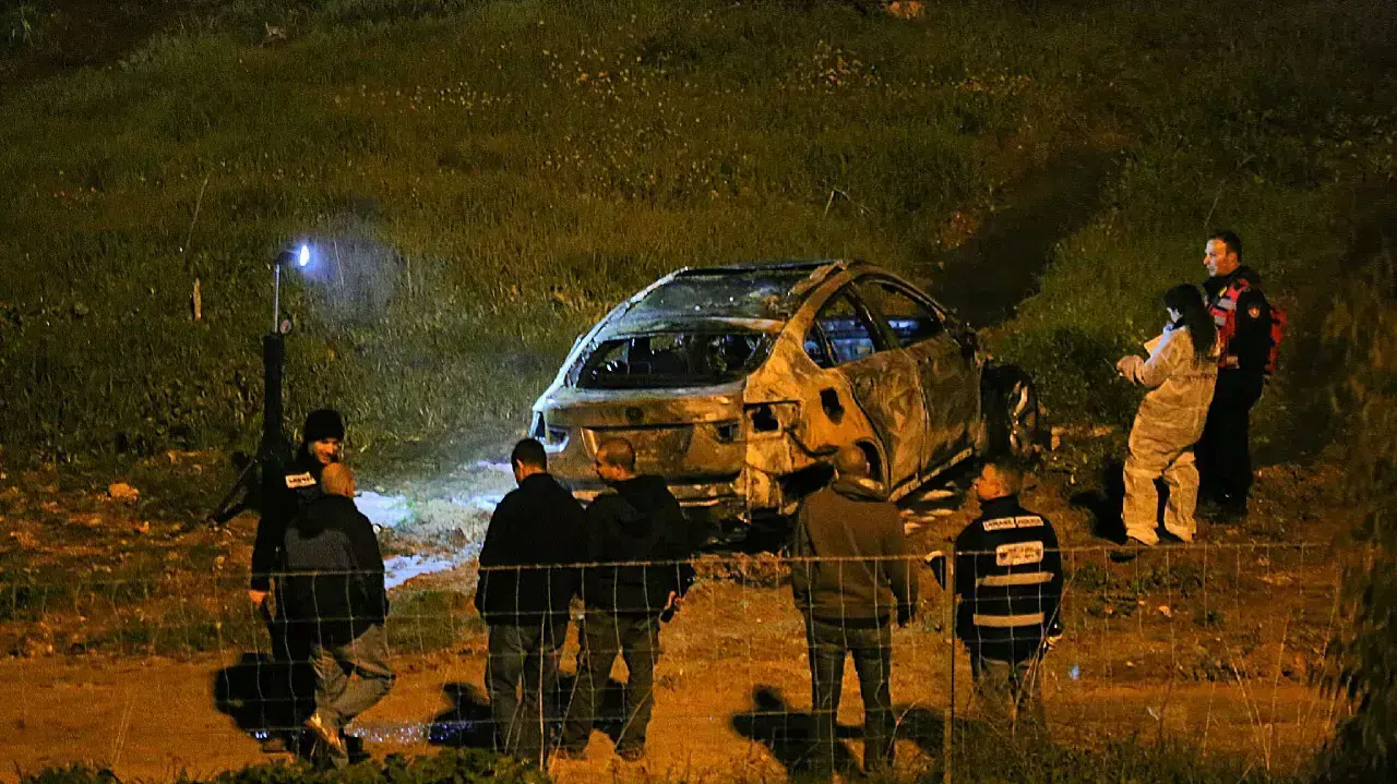 שני בני אדם נמצאו ללא רוח חיים בתוך כלי רכב בוער ליד רמלה, דצמבר 2014 שני בני אדם נמצאו ללא רוח חיים בתוך כלי רכב בוער ליד רמלה, דצמבר 2014