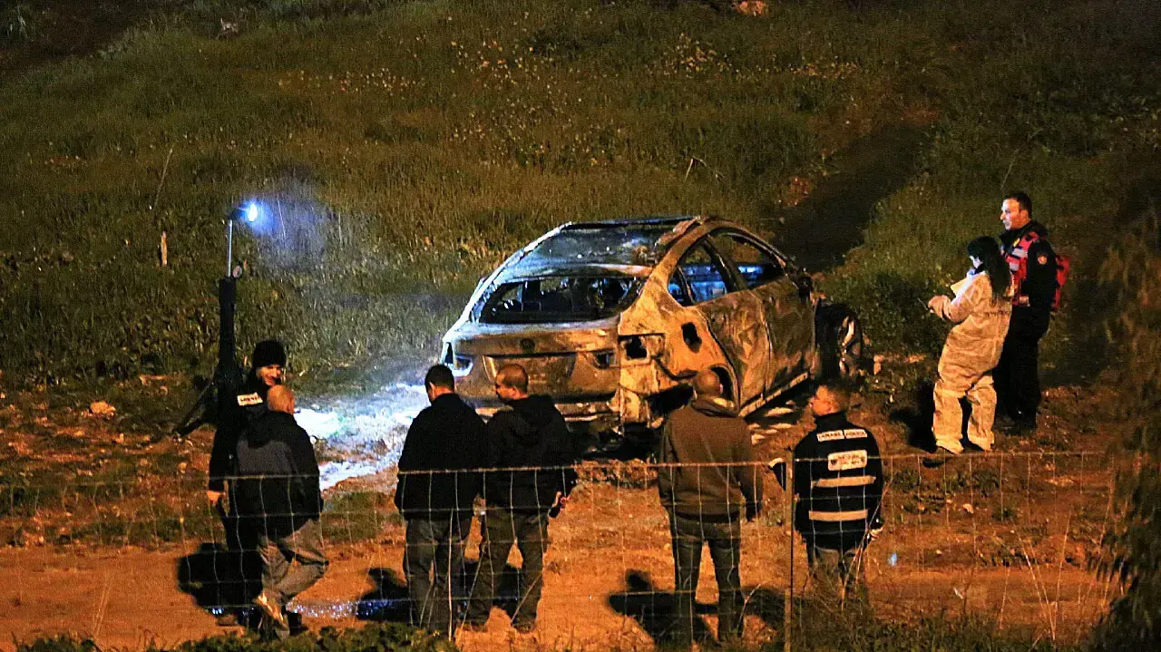 שני בני אדם נמצאו ללא רוח חיים בתוך כלי רכב בוער ליד רמלה, דצמבר 2014 שני בני אדם נמצאו ללא רוח חיים בתוך כלי רכב בוער ליד רמלה, דצמבר 2014