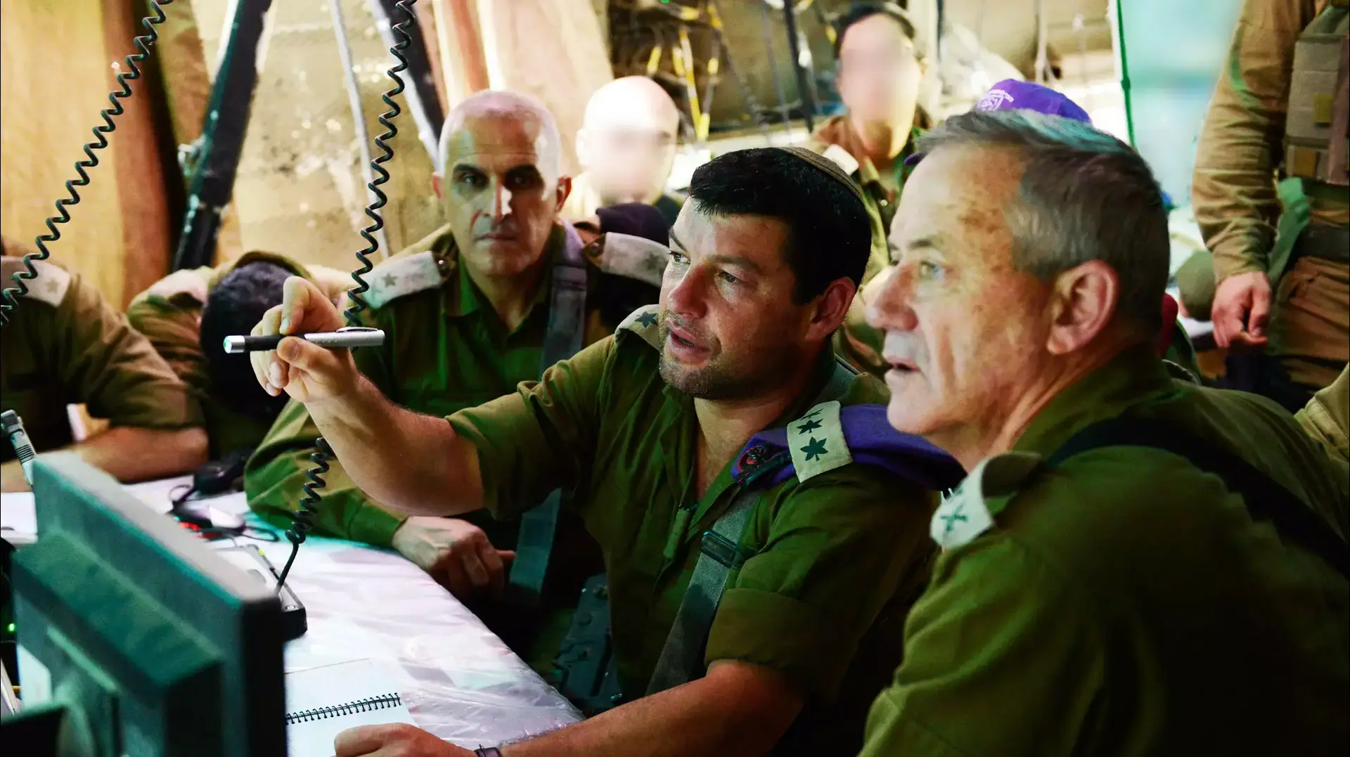 הרמטכ"ל רא"ל בני גנץ בביקור במטה חטיבת גבעתי, לצד מפקד החטיבה אל"מ עופר וינטר, אוגוסט 2014