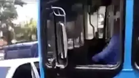 נהג אוטובוס מתנגש בכוונה ברכב שפגע בו
