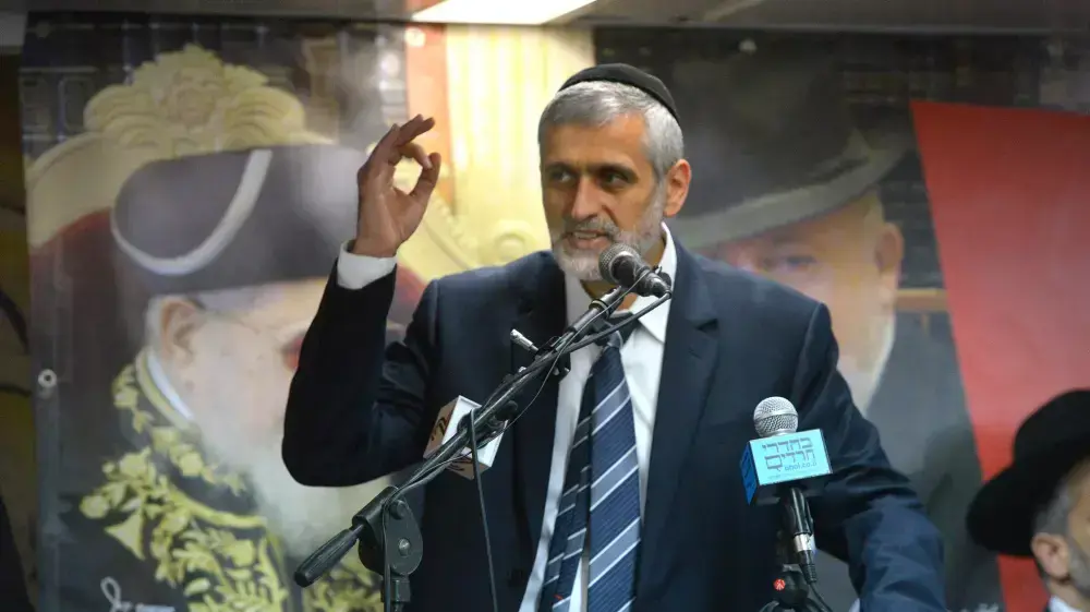 אלי ישי והרב מאיר מזוז בכנס הפתיחה של מפלגת "העם איתנו", ישיבת כסא רחמים בני ברק, דצמבר 2014 אלי ישי והרב מאיר מזוז בכנס הפתיחה של מפלגת "העם איתנו", ישיבת כסא רחמים בני ברק, דצמבר 2014